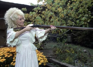 Dolly Parton ‘9 to 5’ Gun Scene Inspired By Real Life Events